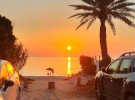 Dans résidence à bord de la mer avec plage privée，位于Chott Meriem的公寓