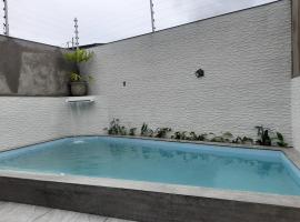 Casa de praia com piscina，位于伊塔尼亚恩的度假屋
