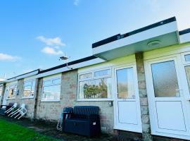 2 Bedroom Chalet SB177 Sandown Isle of Wight，位于Brading的酒店