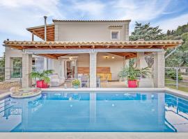 VILLA OLIVIA CORFU - Amazing sea-view 3 bedroom villa with a pool，位于科孚镇的带泳池的酒店