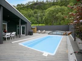 Fantastisk sommerhus i Tennfjord, ved Ålesund.，位于Tennfjord的带泳池的酒店