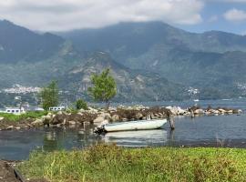 Sweet little cottage at Lake La Laguna，位于圣佩德罗拉拉古纳的别墅