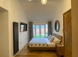 Dave & Kelz Deluxe king size studio room