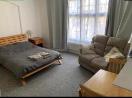 Studio Apartment Eastbourne Town Centre South Street，位于伊斯特布恩的酒店