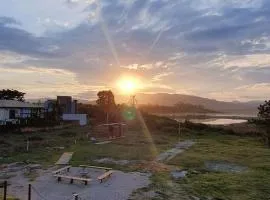 Lindos Bangalos a beira da Lagoa com hidromassagem lareira e churrasqueira individual e cozinha completa