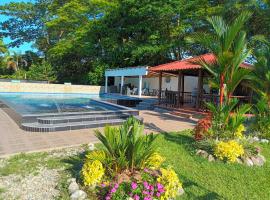 HOSPEDAJE FAMILAR CAMPESTRE "Villa Alondra"，位于比亚维森西奥的带泳池的酒店