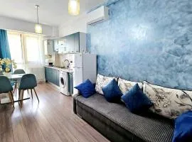 Luxurious Azure Apartment near Palas Mall