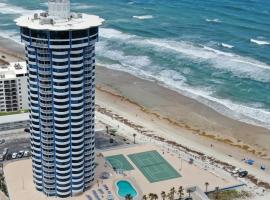 On the Beach-2/Br 2/Bath, 26th floor! Spectacular views of Ocean & River，位于德通纳海滩海岸的酒店