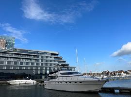 SUPERYACHT ON 5 STAR OCEAN VILLAGE MARINA, SOUTHAMPTON - minutes away from city centre and cruise terminals - free parking included，位于南安普敦的船屋