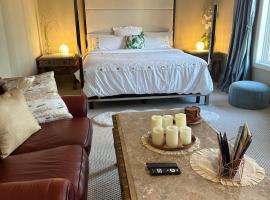 Royal highland livingroom bedroom suite，位于卡尔加里Crowchild Twin Arena附近的酒店
