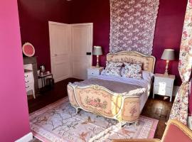 Maison de Mags & Mags Marie Antoinette Room，位于Lanouaille的住宿加早餐旅馆