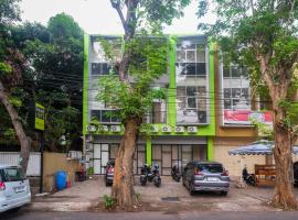 Urbanview Hotel AVA Semarang near Akademi Kepolisian Semarang by RedDoorz，位于Jatingaleh的酒店