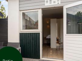 Studio Baarn with patio, airco, pantry, bedroom, bathroom, privacy - Amsterdam, Utrecht，位于巴恩的度假屋