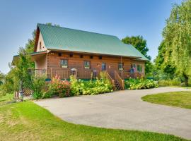 Warm and Cozy Clayton Cabin Near St Lawrence River!，位于克莱顿的酒店