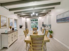 Bright Jekyll Island Home with Deck Less Than 1 Mi to Beach，位于杰基尔岛的乡村别墅