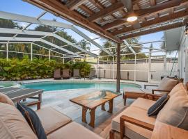 Siesta Key Oasis with Outdoor Pool and Screened Lanai!，位于西耶斯塔岛的Spa酒店