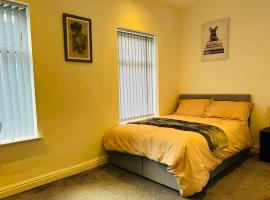 Luxury Double & Single Rooms with En-suite Private bathroom in City Centre Stoke on Trent，位于特伦特河畔斯托克的民宿