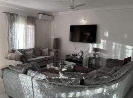 Luxury 2 bedroom flat KerrSerign，位于班珠尔的海滩短租房