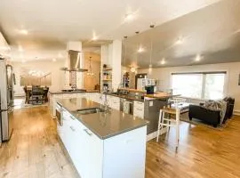 Gorgeous / Remodeled home mins to trails/downtown
