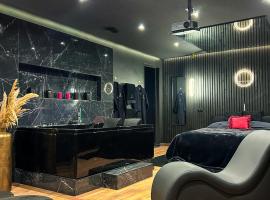 BlackRoom Suite de Luxe 50 Nuances de grey，位于勒阿弗尔的带按摩浴缸的酒店