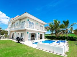 Luxury Private Villas with Pool, Beach, BBQ - FREE GolfCart in May，位于蓬塔卡纳的酒店