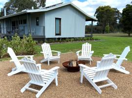 Hannah's Place in the heart of Lovedale, Hunter Valley wine country, Free bottle of wine with each booking，位于勒弗戴尔的带停车场的酒店