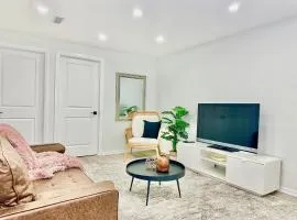Chic 2Br Basement Haven for Families - Fast Wi-Fi