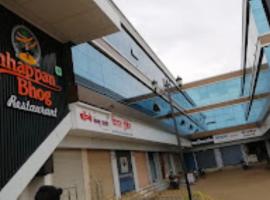 Hotel Blue Inn, Ahmednagar，位于艾哈迈德讷格尔的酒店
