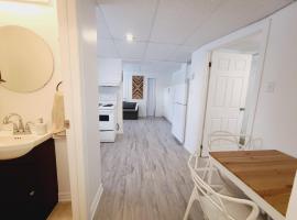 Cozy 1BR in Vieux-Longueuil +parking 14min Downtown，位于隆格伊的酒店