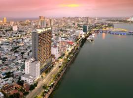 Wink Hotel Danang Riverside - 24hrs Stay & Rooftop with Sunset View，位于岘港岘港爱锁桥附近的酒店