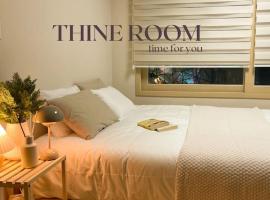 Thine Room，位于水原市的酒店