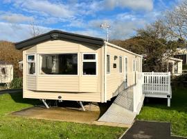 2 Bedroom Caravan CW111, Whitecliff Bay, Bembridge, Isle of Wight，位于本布里奇的酒店