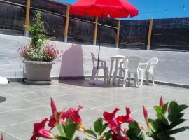 Amplio apartamento con terraza privada, piscina compartida en Arico，位于圣克鲁斯-德特内里费的带停车场的酒店
