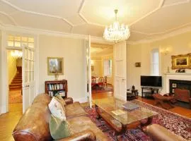 Elegant 3-Bedroom Ramsay Garden Apartment in Edinburgh City Centre