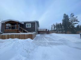 Entire Guest suite & Vacation home in Whitehorse，位于怀特霍斯的乡村别墅