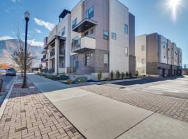 Modern Downtown Provo Townhome with Balcony!，位于普罗沃的酒店