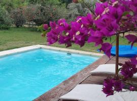 Chalet con piscina en San Luis，位于San Luis的酒店