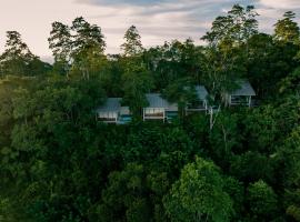 Celestial Hills - Villas & Suites by The Clarks，位于康提的带泳池的酒店