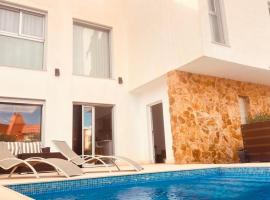 Luxury Villa Torrevieja With Swimmingpool，位于托雷维耶哈的酒店