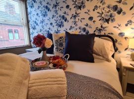 Potter's Retreat by Spires Accommodation an adorably quirky place to stay in Stoke on Trent，位于Longport的公寓