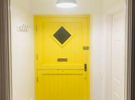 Yellow door cottage，位于莫维尔的带按摩浴缸的酒店