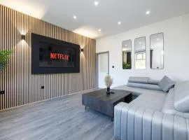 Stunning Bolton Abode - Cinema Experience - Parking