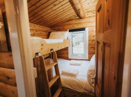 Rustic Retreat - 2 Bed Log Cabin in Snowdonia National Park by Seren Short Stays，位于Ffestiniog的酒店