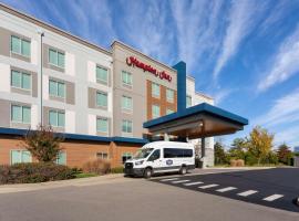 Hampton Inn by Hilton Nashville Airport Century Place，位于纳什维尔的酒店