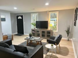Comfy Lower Lvl Apt with Jetted Tub Near Uptown and UNC，位于夏洛特的酒店