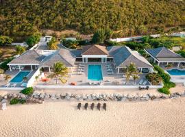 La Perla Estate - 7 BR Luxury Beachfront Villa with utmost privacy，位于泰尔斯贝斯的度假屋