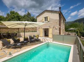 Rustic villa Casa Mavretici with pool in Motovun，位于Livade的酒店