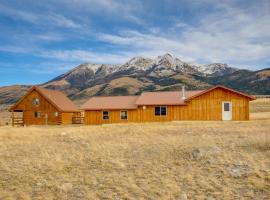 Yellowstone Lodge w/ Game Room & Panoramic Views，位于Emigrant的酒店