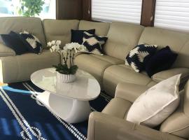 Luxury Afloat Yacht Paradise 3 bedrooms 3bath 5 beds with full Marina view，位于洛杉矶的船屋