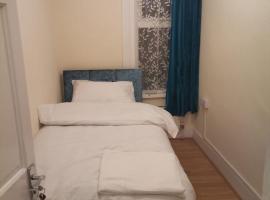 Single Bedroom near London Seven Kings Train Station，位于Seven Kings的住宿加早餐旅馆